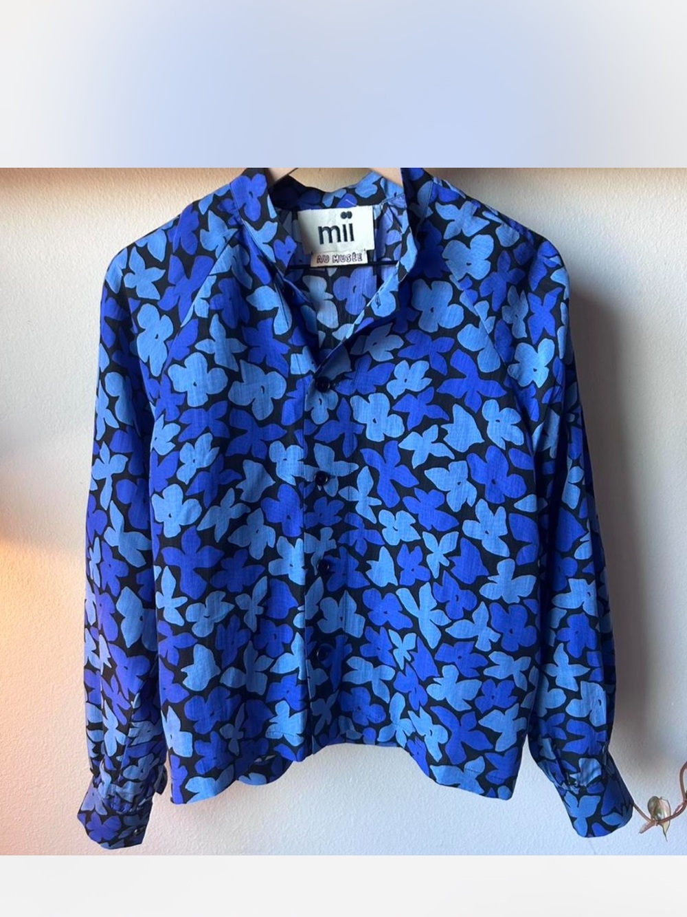 Silk Mii aus Musée Blue Floral Button-Front Blouse Boutqiue
